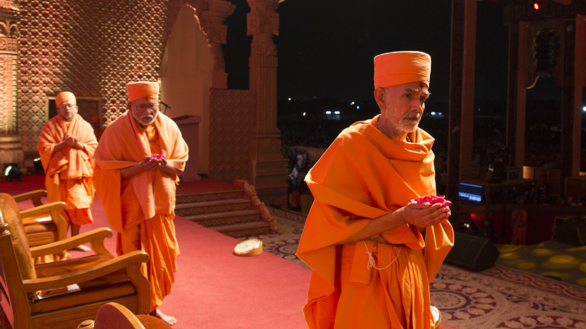 Senior sadhus offer mantra pushpanjali to Swamishri