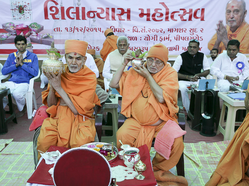 Mahapuja rituals being performed by Pujya Mahant Swami and Pujya Ishwarcharan Swami