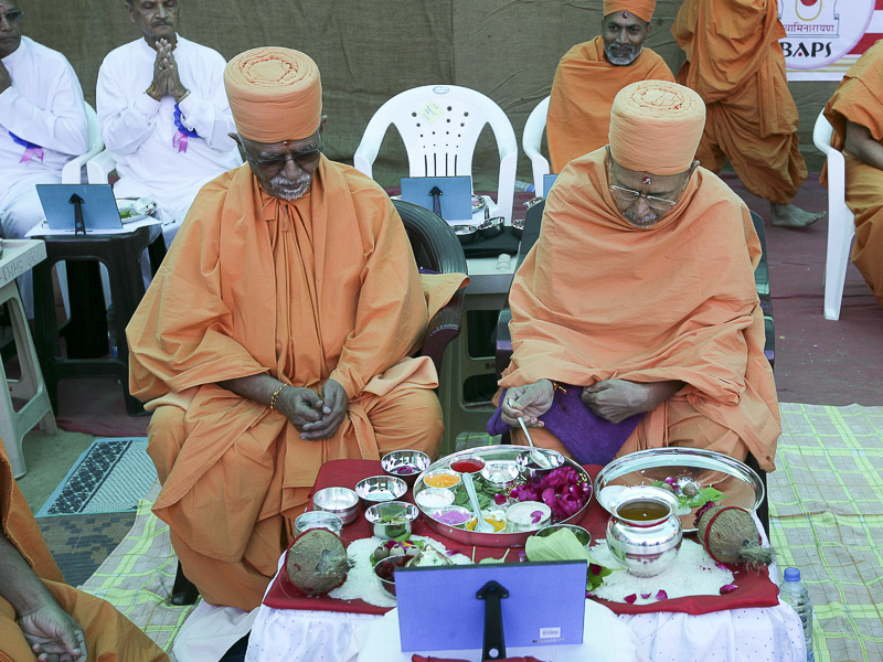 Mahapuja rituals being performed by Pujya Swayamprakash Swami (Pujya Doctor Swami) and Pujya Tyagvallabh Swami
