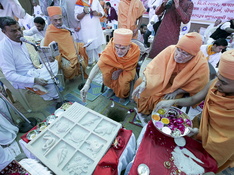 Mahapuja rituals being performed by Pujya Mahant Swami and Pujya Ishwarcharan Swami