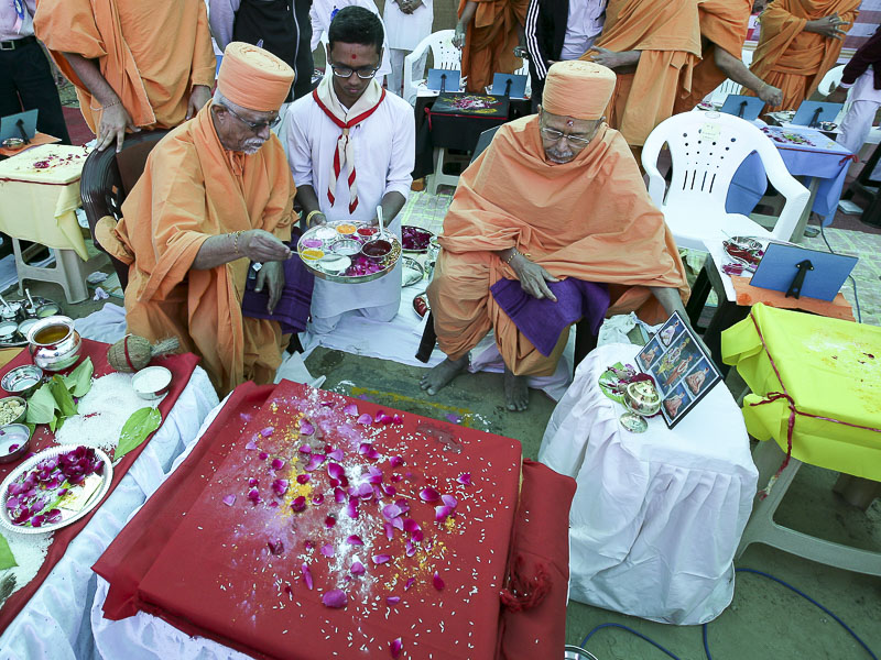 Mahapuja rituals being performed by Pujya Doctor Swami and Pujya Tyagvallabh Swami