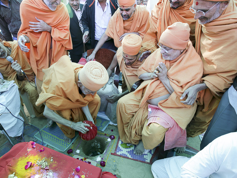 Shilanyas rituals being performed by Pujya Mahant Swami