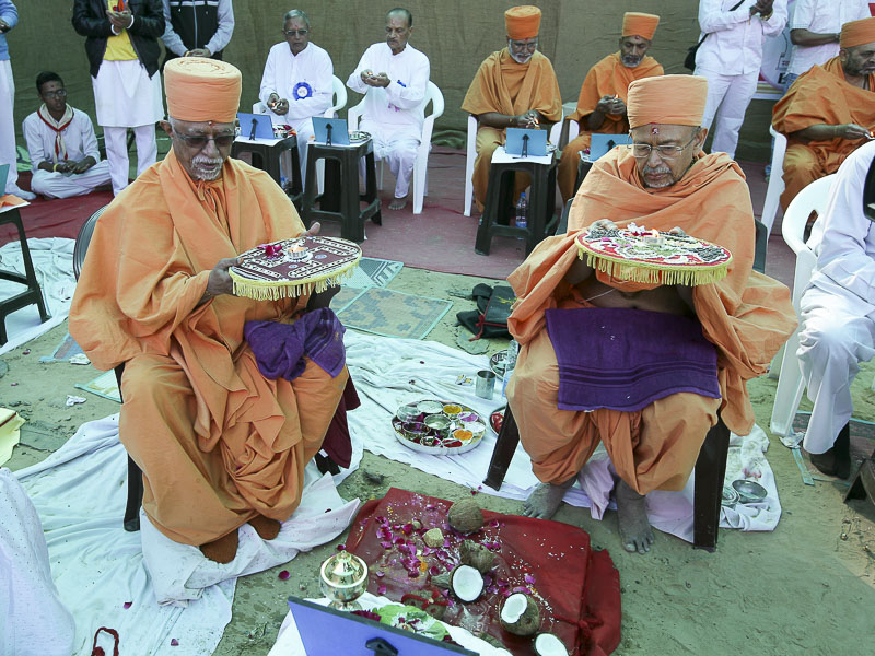 Pujya Doctor Swami and Pujya Tyagvallabh Swami perform arti