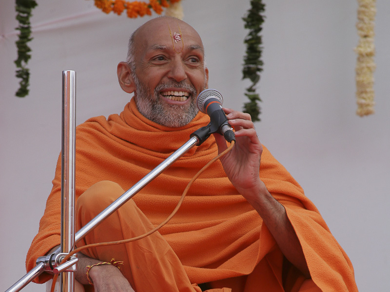 Sarvamangal Swami delivers a discourse