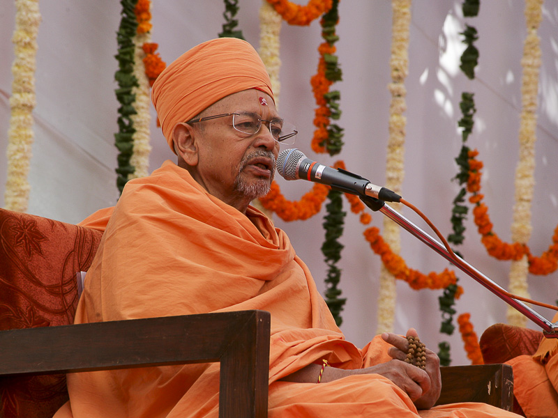 Pujya Tyagvallabh Swami delivers a discourse