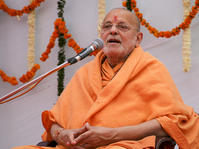 Pujya Ishwarcharan Swami delivers a discourse