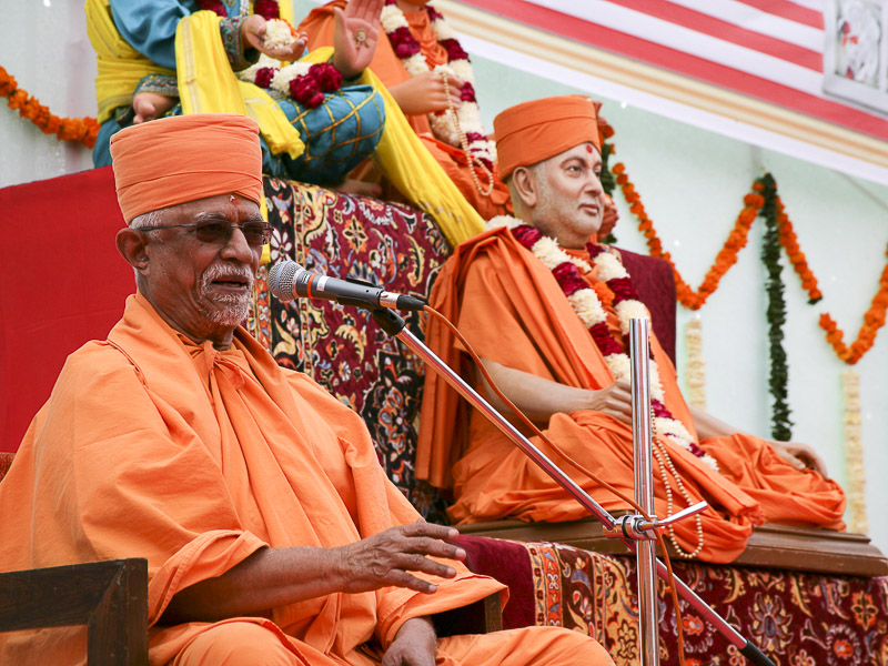 Pujya Doctor Swami delivers a discourse