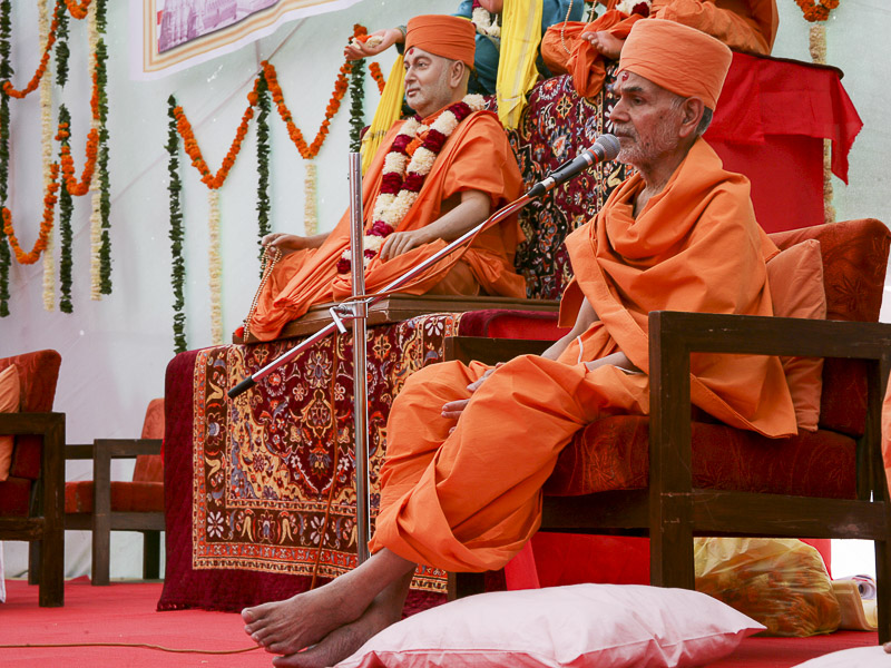 Pujya Mahant Swami delivers a discourse