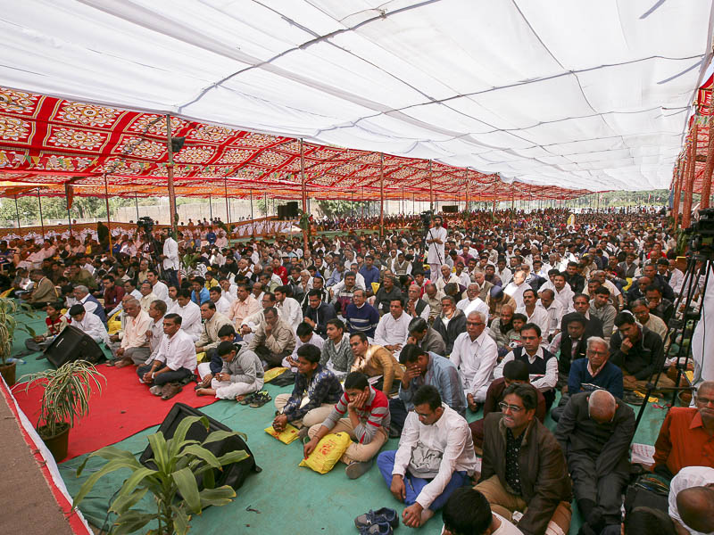 Devotees during assembly