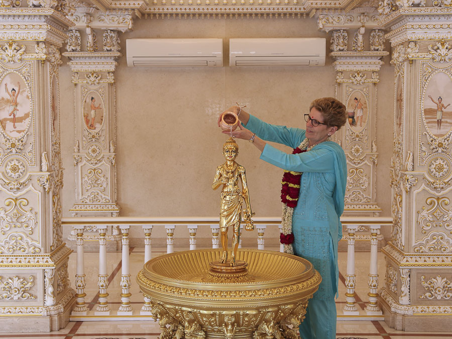 Hon. Premier Kathleen Wynne of Ontario, Canada, visits Swaminarayan Akshardham, Delhi