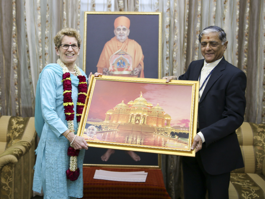 Hon. Premier Kathleen Wynne of Ontario, Canada, visits Swaminarayan Akshardham, Delhi
