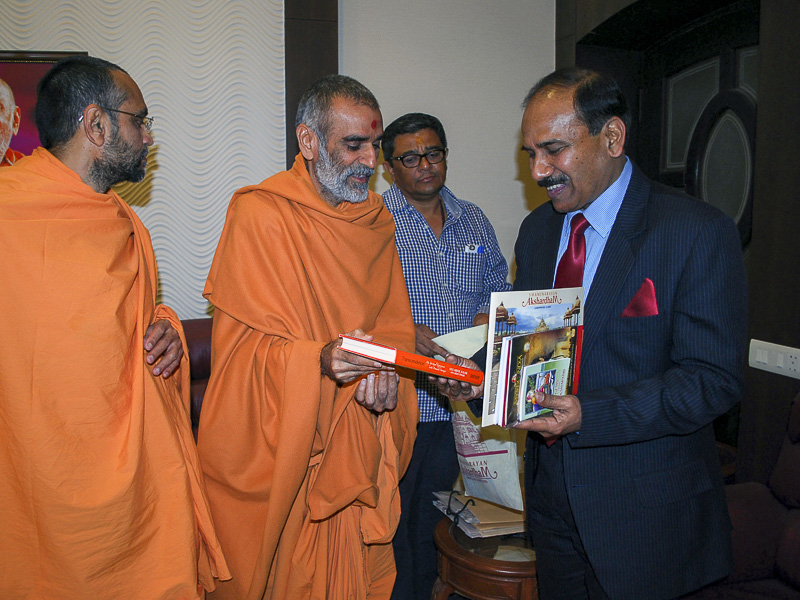 India’s Air Chief Marshal Shri Arup Raha visits Swaminarayan Akshardham, Gandhinagar