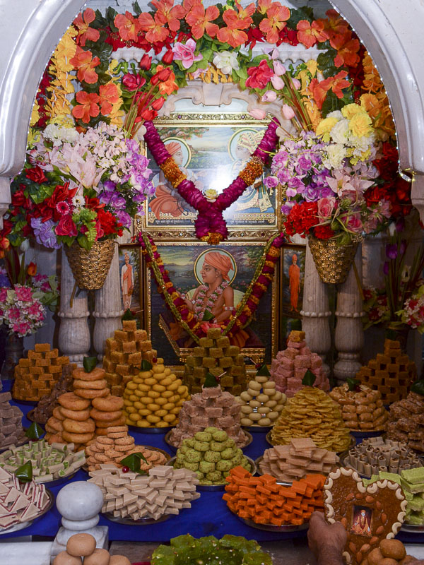 Annakut offered to Thakorji in Akshar Deri