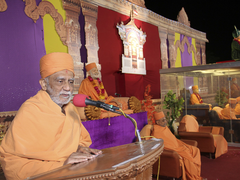 Atmaswarup Swami addresses the assembly