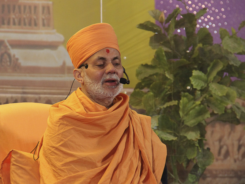 Pujya Viveksagar Swami delivers a discourse
