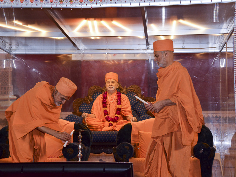 Pujya Keshavjivan Swami (Pujya Mahant Swami ) and Pujya Viveksagar Swami lights the inaugural lamp