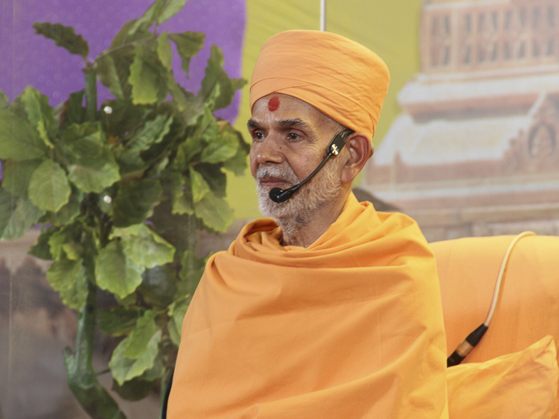 Pujya Mahant Swami delivers a discourse