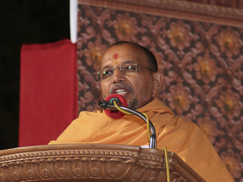 Kothari Divyapurush Swami addresses the assembly