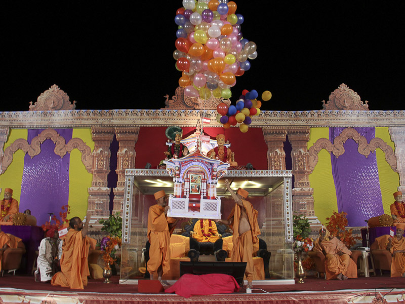 Pujya Mahant Swami and Pujya Viveksagar Swami release the baloons