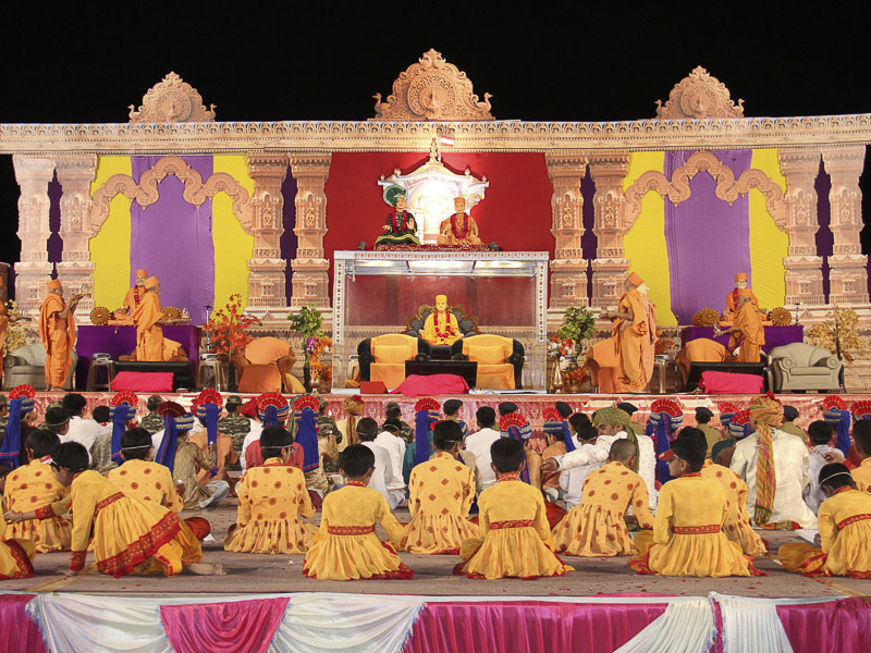Samuh arti by sadhus and devotees