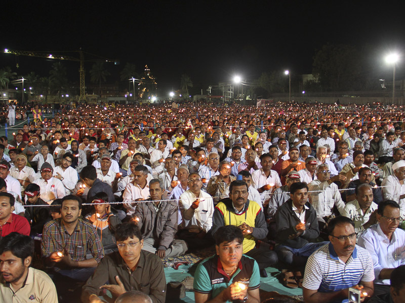 Devotees participate in samuh arti