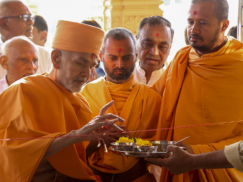 Pujya Keshavjivan Swami (Pujya Mahant Swami ) performs mandir pravesh rituals