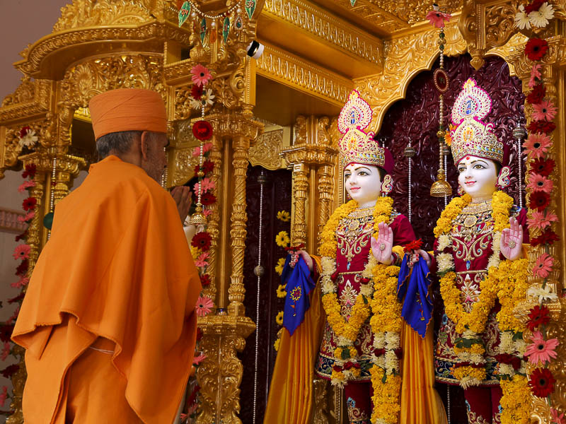 Pujya Mahant Swami performs murti-pratishtha rituals