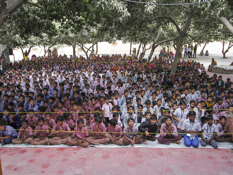 Students doing darshan of Swamishri in the mandir grounds