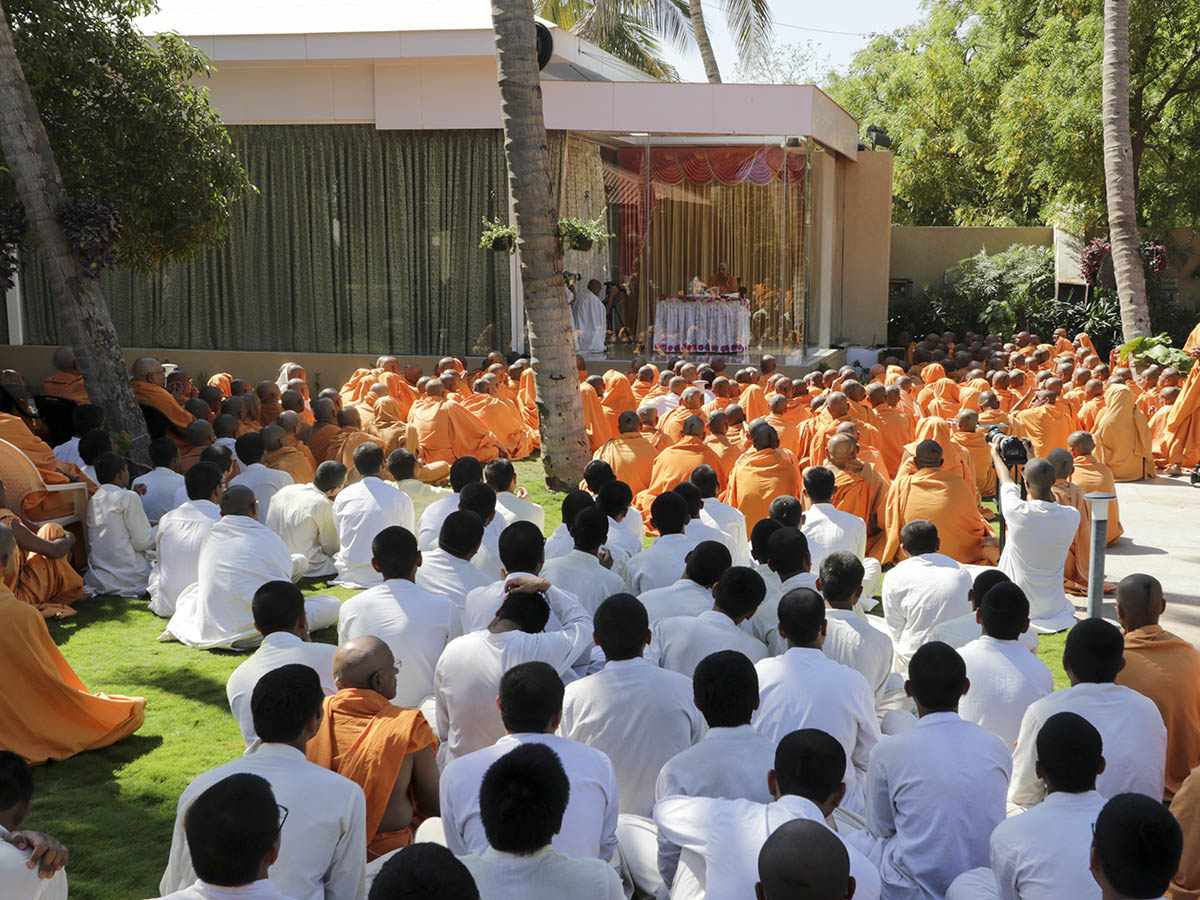 HH Pramukh Swami Maharaj performs his morning puja