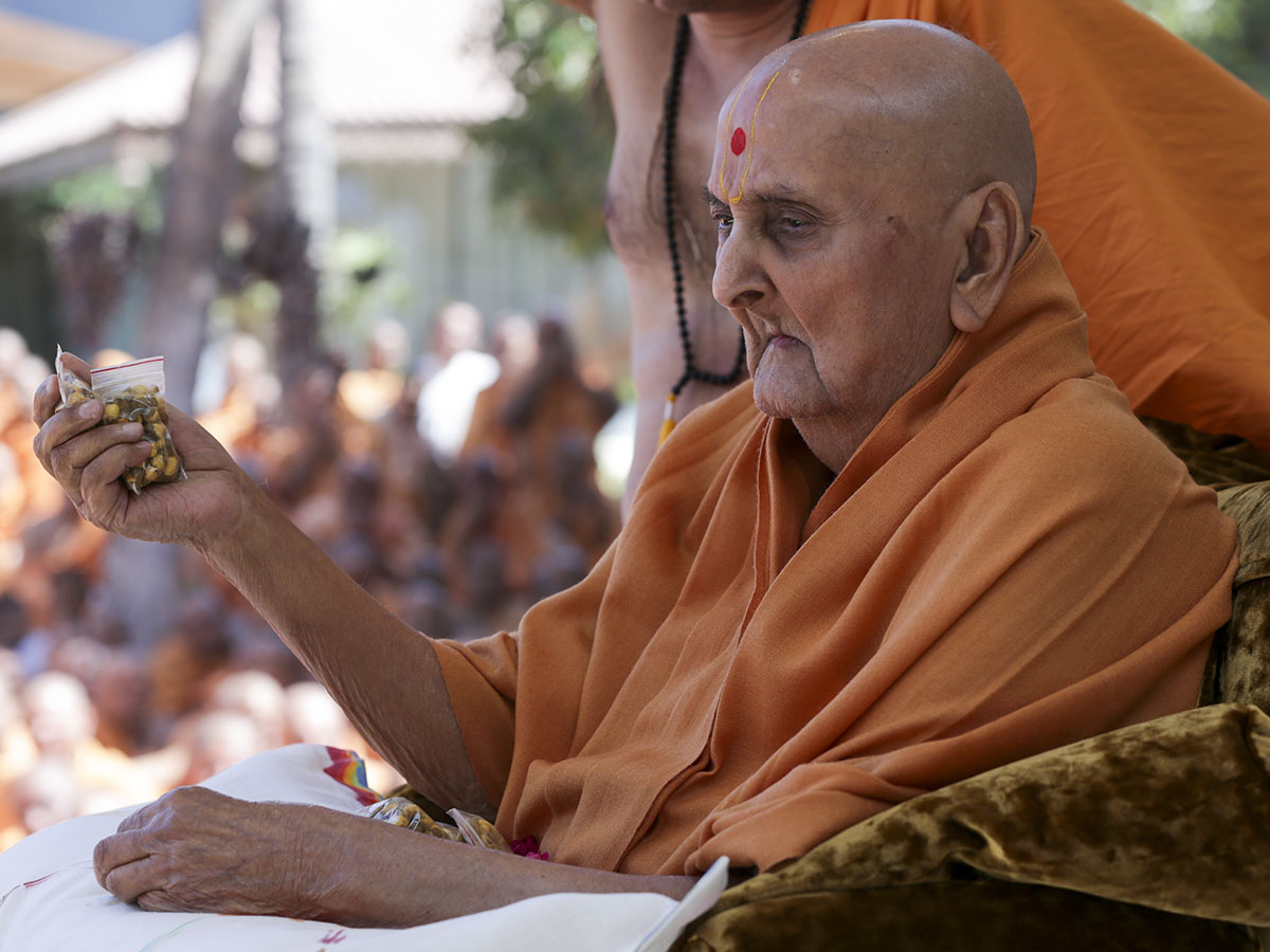 Swamishri sanctifies prasad 