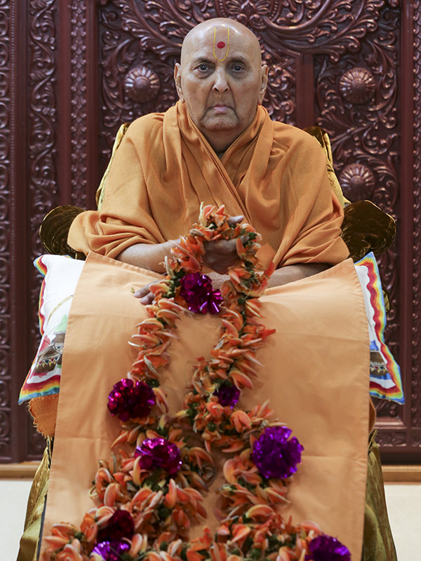 Swamishri is honored with garland