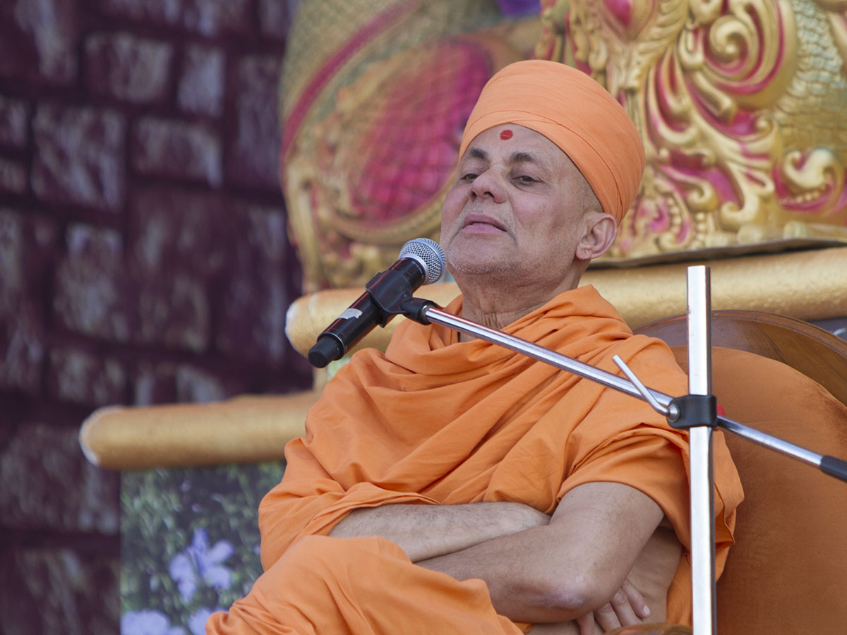 Pujya Viveksagar Swami delivers a discourse