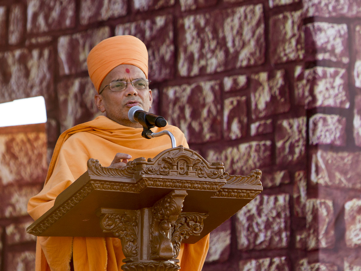 Narayanmuni Swami delivers a discourse