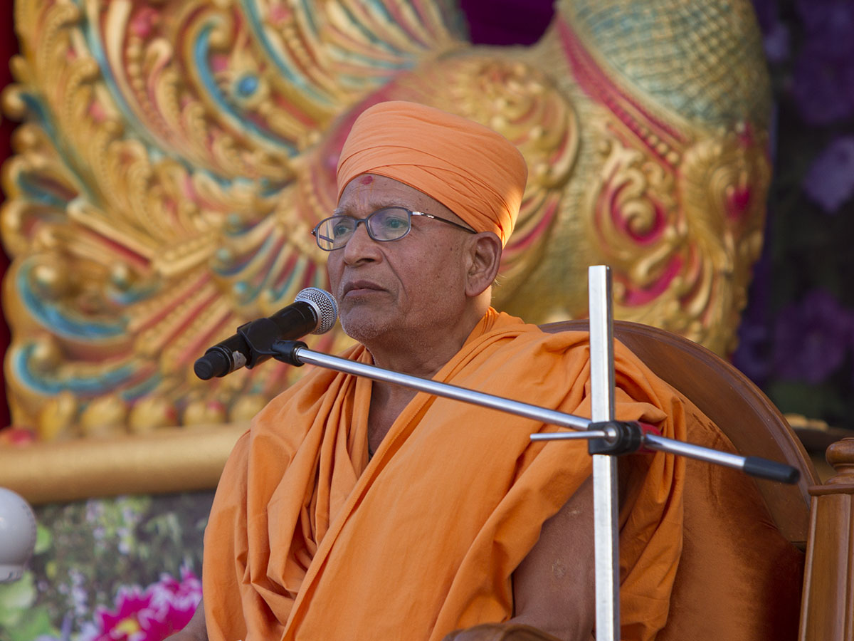Pujya Bhaktipriya Swami (Pujya Kothari Swami) delivers a discourse