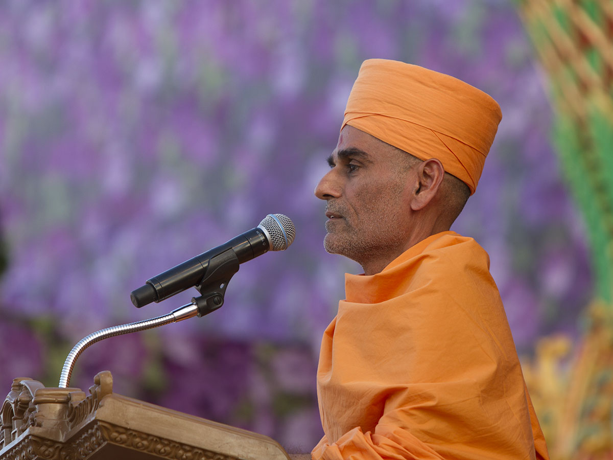 Anandswarup Swami delivers a discourse