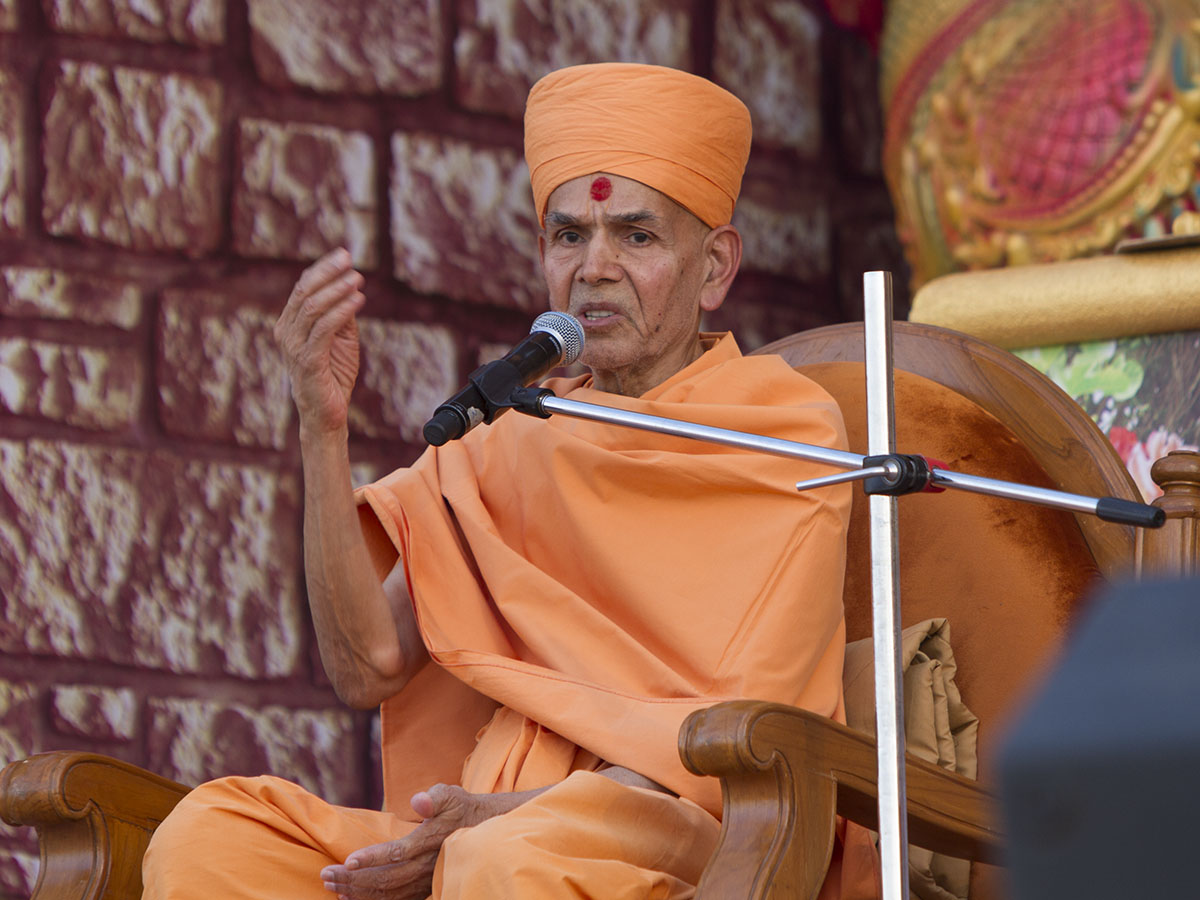 Pujya Keshavjivan Swami (Pujya Mahant Swami) delivers a discourse