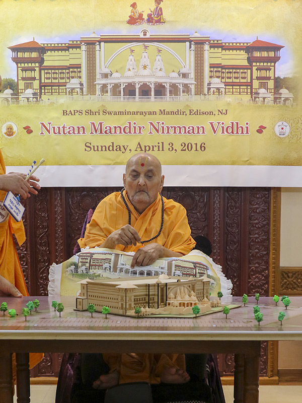 Swamishri sanctifies a model for BAPS Shri Swaminarayan Mandir, Edison, NJ, USA
