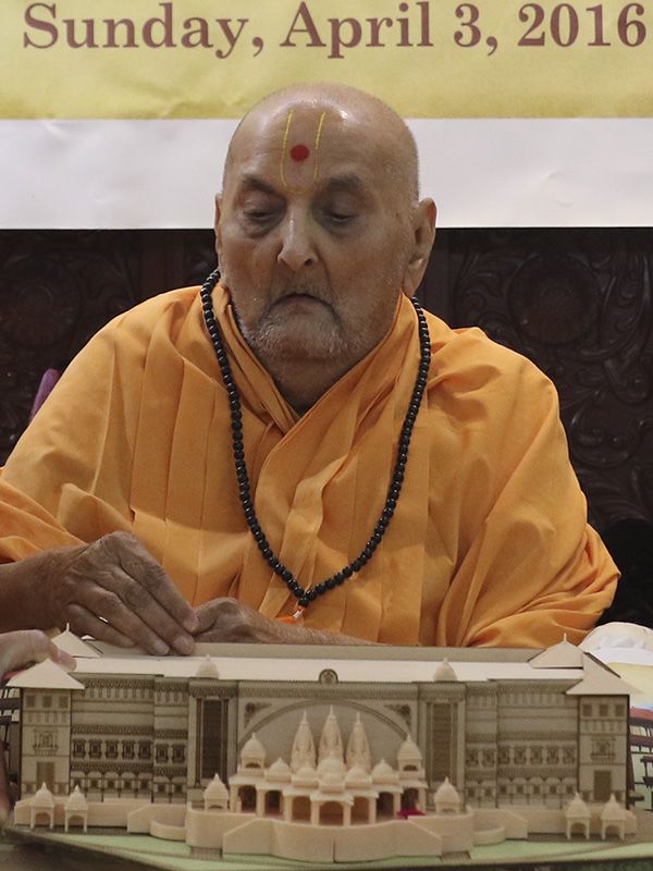 Swamishri sanctifies mandir model
