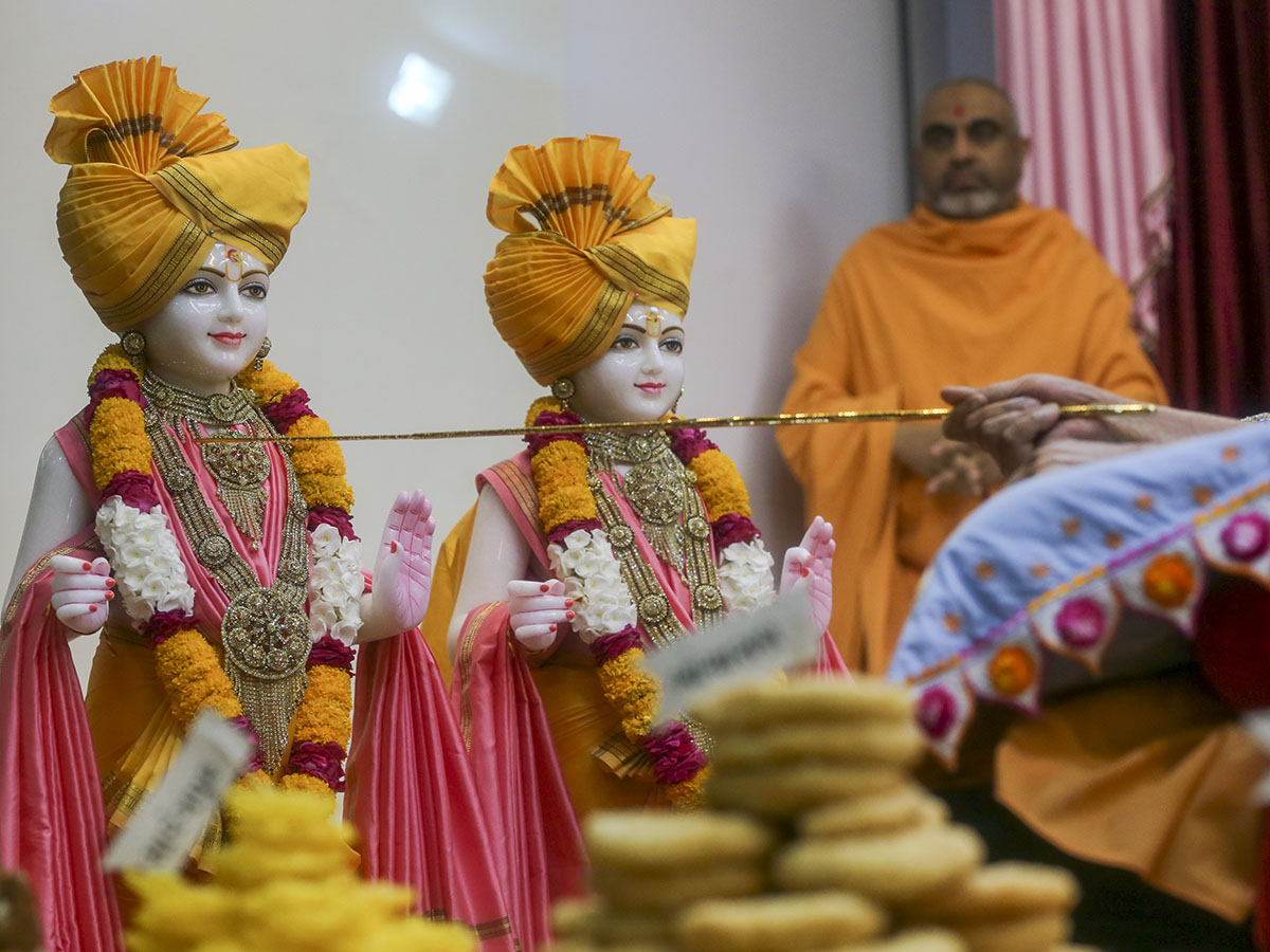Swamishri performs pratishtha rituals of murtis
