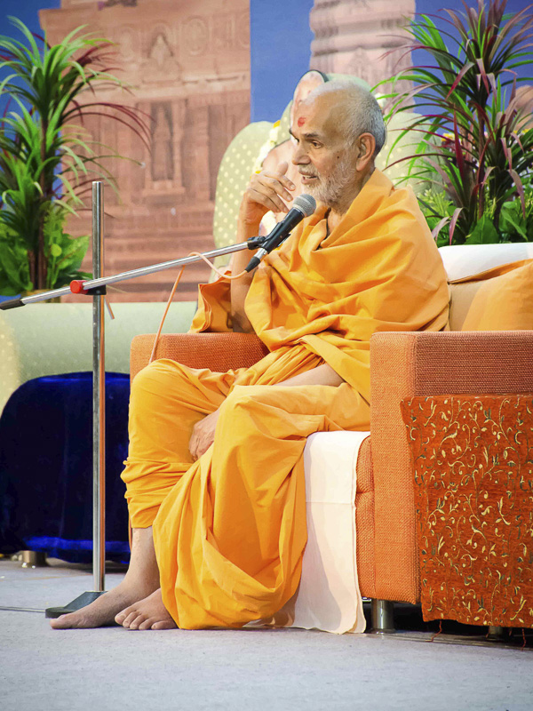 Pujya Keshavjivan Swami (Pujya Mahant Swami) addresses the guests