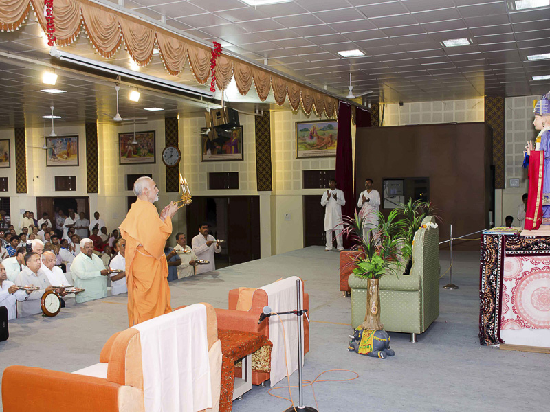 Pujya Mahant Swami performs arti of Thakorji