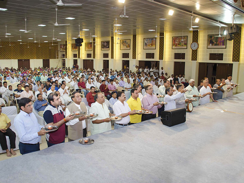 Invited guests perform arti of Thakorji
