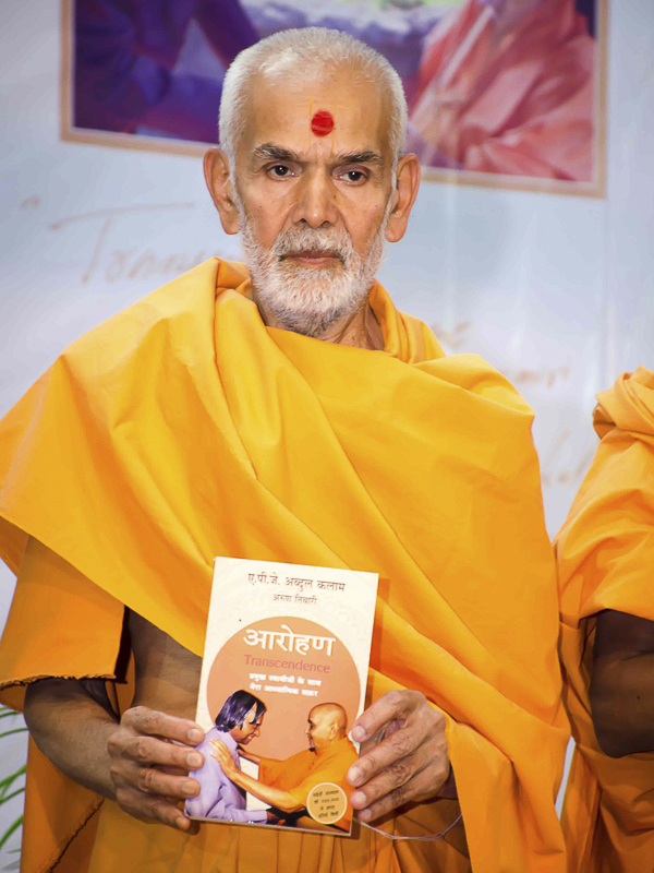 Pujya Mahant Swami inaugurates the book 'Aarohan'