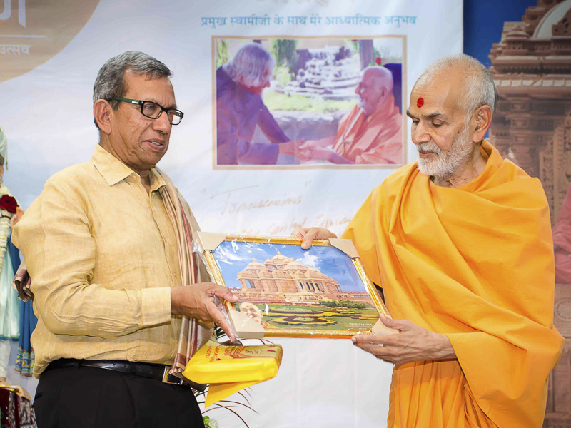 Pujya Mahant Swami presents memento to Shri S. L. Garg