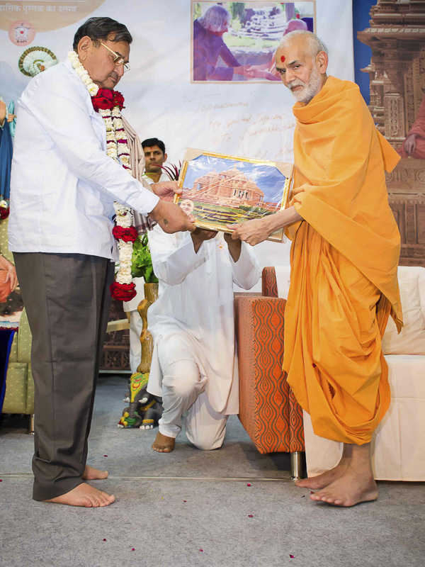 Pujya Mahant Swami presents memento to Shri Rameshwar Patel