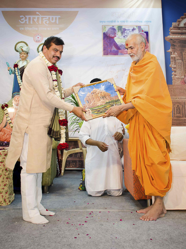 Pujya Mahant Swami presents memento to Shri Harinarayan Yadav