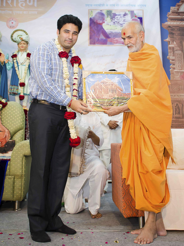Pujya Mahant Swami presents memento to Siddharth Singh