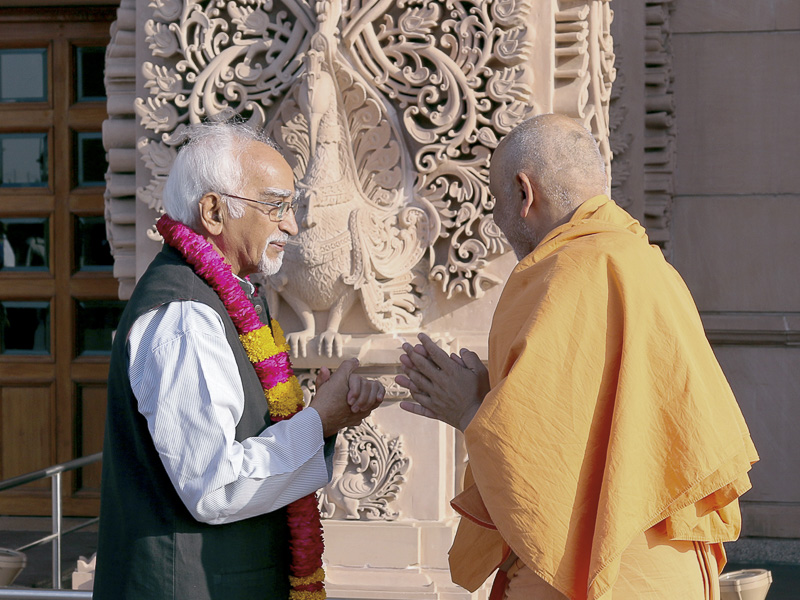 Atmaswarup Swami welcomes the Vice President of India, Shri M. Hamid Ansari