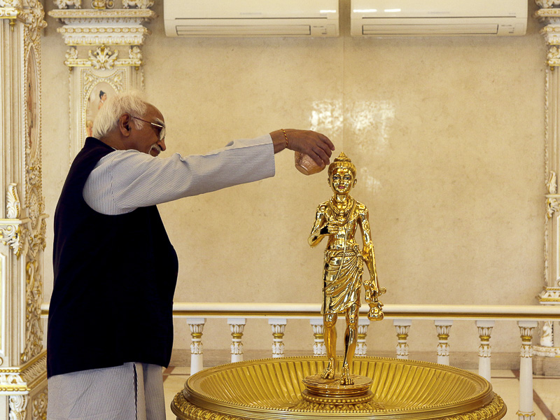 Vice President of India, Shri M. Hamid Ansari, performs abhishek of Shri Nilkanth Varni