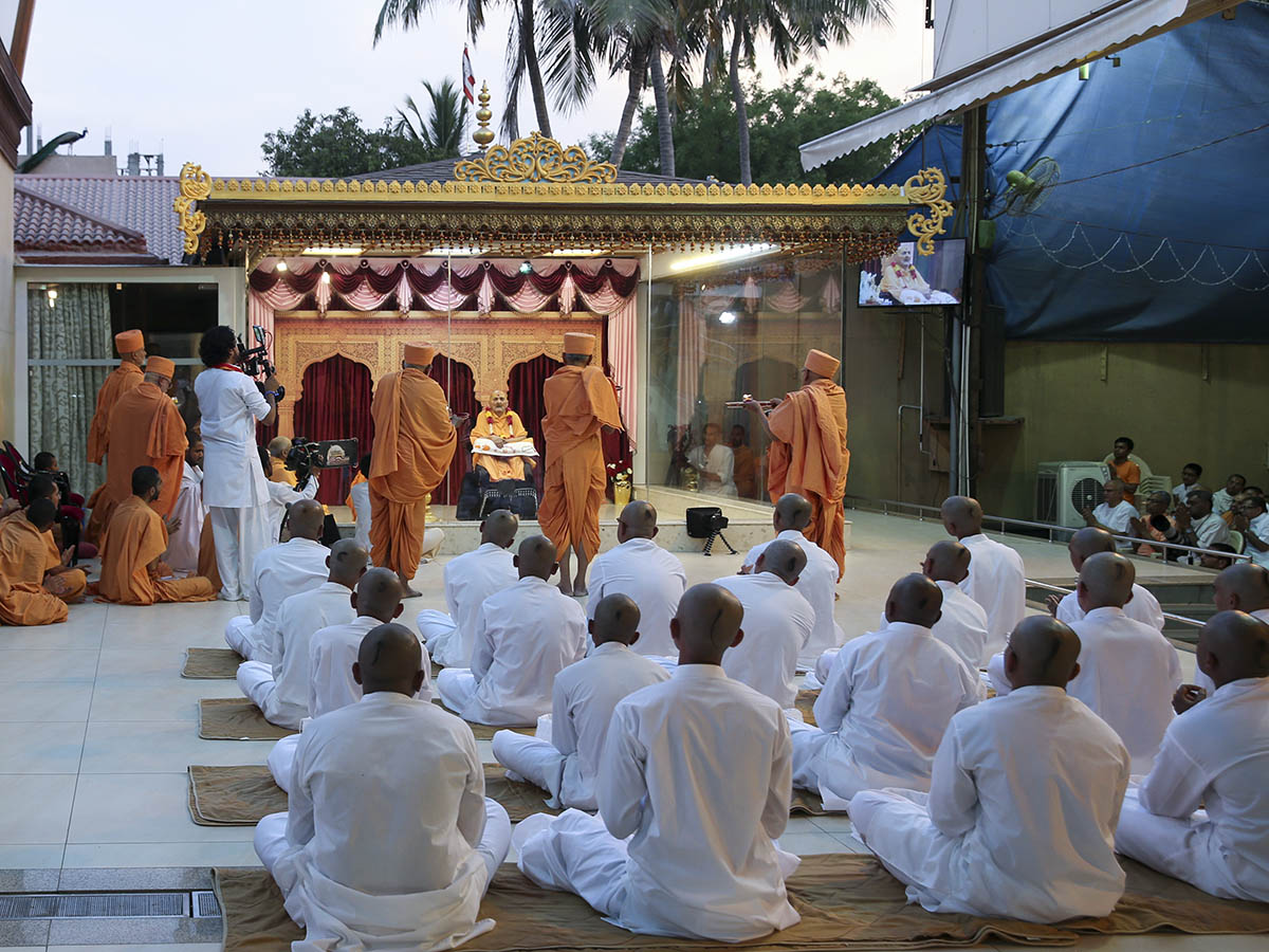 Senior sadhus perform arti of Thakorji in the evening